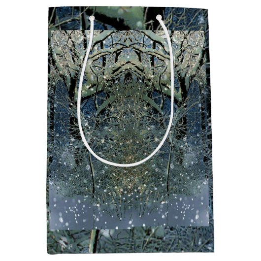 幻想的に輝く冬のワンダーランド雪の森 ミディアムペーパーバッグ (正面)