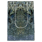 幻想的に輝く冬のワンダーランド雪の森 ミディアムペーパーバッグ (裏面)