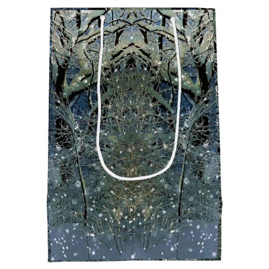 幻想的に輝く冬のワンダーランド雪の森 ミディアムペーパーバッグ (裏面)