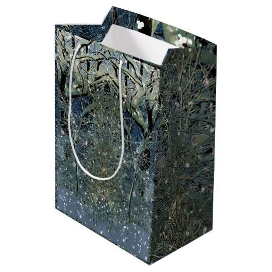 幻想的に輝く冬のワンダーランド雪の森 ミディアムペーパーバッグ (裏面アングル)