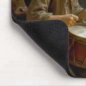 幼いドラマー少年が、牛と羊に囲まれた太陽の光が差し込む納屋の厩の中で、赤ちゃんイエスと一緒にドラムを マウスパッド (コーナー)