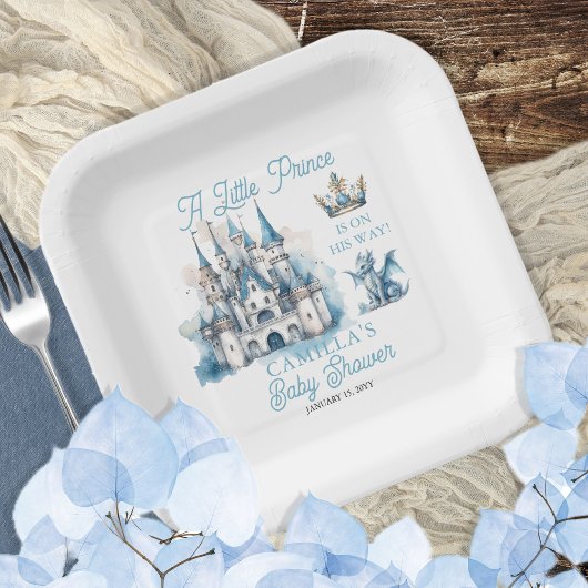 幼い王子が男の子の赤ん坊のシャワーを途中にある ペーパープレート