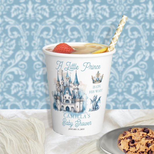 幼い王子が男の子の赤ん坊のシャワーを途中にある 紙コップ