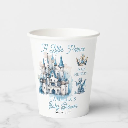 幼い王子が男の子の赤ん坊のシャワーを途中にある 紙コップ (正面)