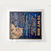 幼い男の子の昨日の友人の今日 – ライオンの母に息子 タペストリー (正面(横))