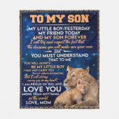 幼い男の子の昨日の友人の今日 – ライオンの母に息子 フリースブランケット (正面)