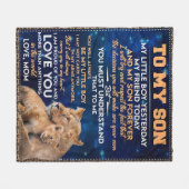 幼い男の子の昨日の友人の今日 – ライオンの母に息子 フリースブランケット (正面(横))