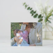 幼かわいらしいブルネットのママ母乳育児ベビー ポストカード (スタンド正面)