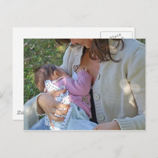 幼かわいらしいブルネットのママ母乳育児ベビー ポストカード (正面/裏面)