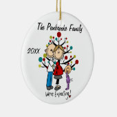 幼児の女の子のオーナメントが付いているカスタムな予期しているカップル セラミックオーナメント (右)