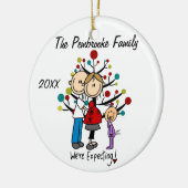 幼児の女の子のオーナメントが付いているカスタムな予期しているカップル セラミックオーナメント (左)