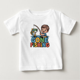 幼児の少年が釣りをしている面白い魚のTシャツ ベビーTシャツ