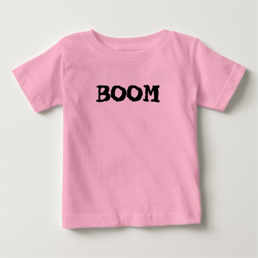 幼児ピンクのワイシャツブームのロゴ ベビーTシャツ (正面)