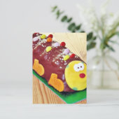 幼児向けのケータピラー型チョコレートケーキ ポストカード (スタンド正面)