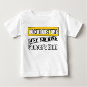 幼児期のがんは蹴りのお尻を妨げない ベビーTシャツ (正面)