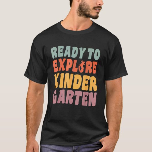 幼稚園で幼稚園を探検する準備ができた初日 Tシャツ (正面)
