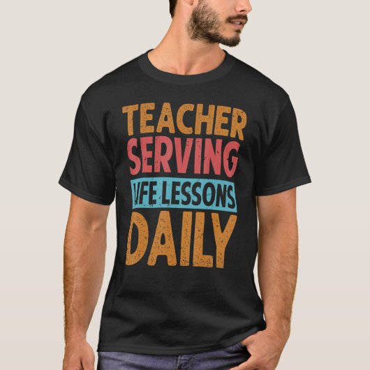 幼稚園で毎日人生の教訓を提供する先生 Tシャツ (正面)