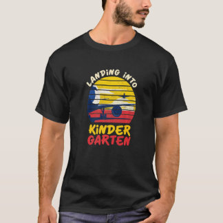 幼稚園に飛び込む幼稚園のジェット機の新学期 Tシャツ