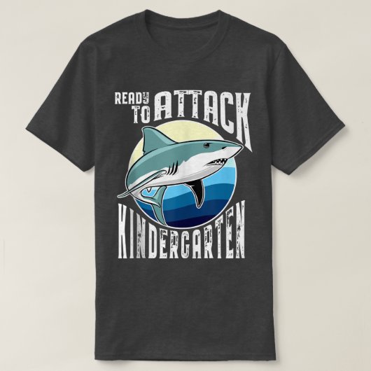 幼稚園のサメを攻撃する準備ができて Tシャツ (デザイン正面)