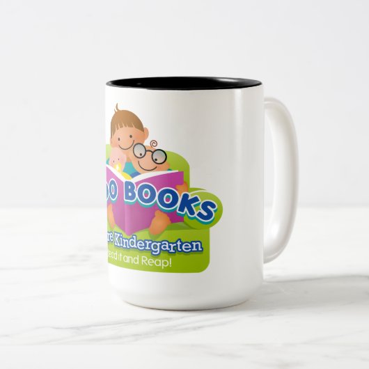 幼稚園のマグの前の1000冊の本 ツートーンマグカップ (正面右)