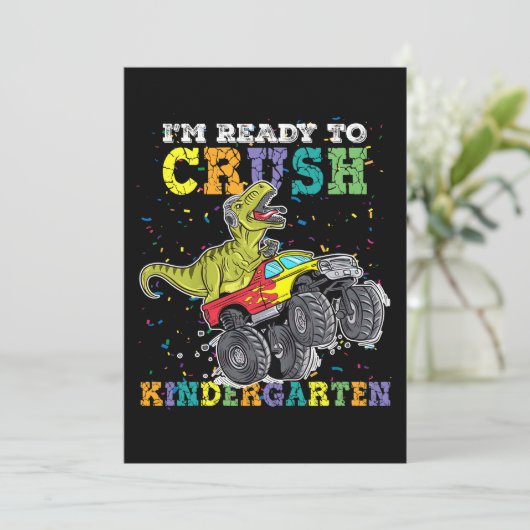 幼稚園のモンスタートラックをつぶす準備ができている子供たち 招待状 (スタンド正面)