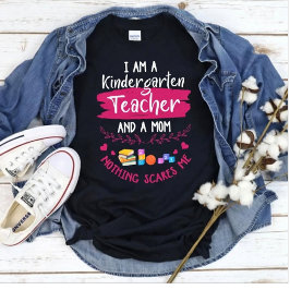 幼稚園の先生で母です 何も怖くない面白いデザイン Tシャツ