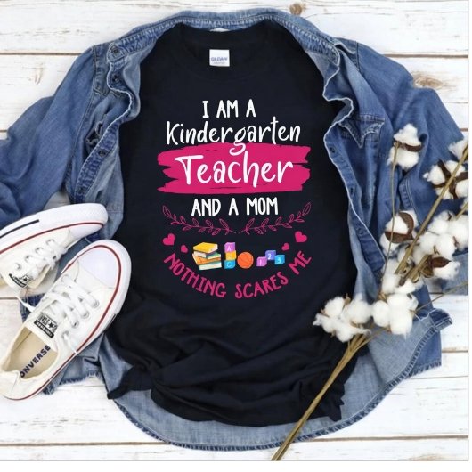 幼稚園の先生で母です 何も怖くない面白いデザイン Tシャツ