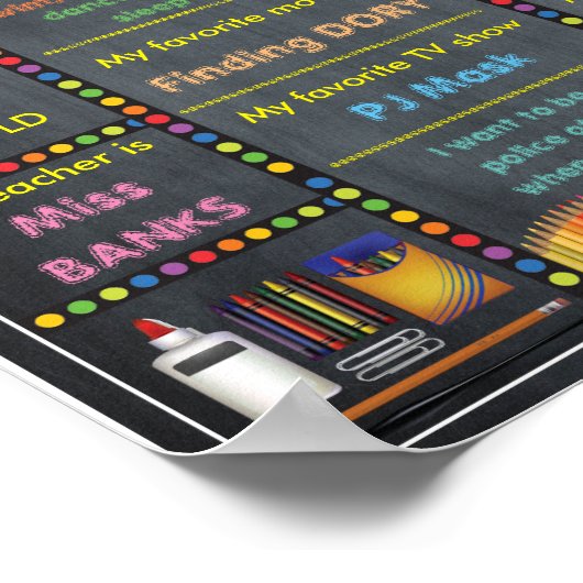 幼稚園の初日、黒板サイン写真の男の子。 ポスター (角)