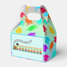 幼稚園の卒業生の帽子と可愛い電車