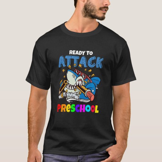 幼稚園の少年サメを攻撃する準備ができている子供 Tシャツ (正面)