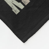 幼稚園の怪物トリュックをつぶす準備ができている女性 フリースブランケット (角)