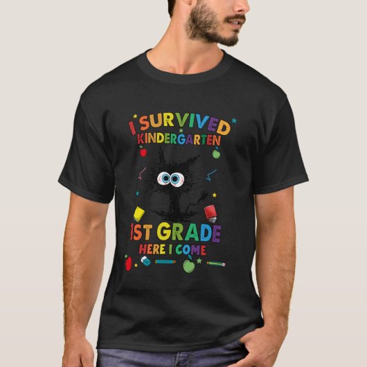 幼稚園の最後の日 面白い 幼稚園を生き延びた Tシャツ (正面)