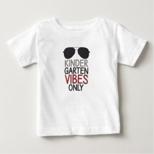 幼稚園の気分だけ 背もたれ 学校へ  ベビーTシャツ