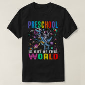 幼稚園は、この世界宇宙飛行士の恐竜から出ている Tシャツ (デザイン正面)