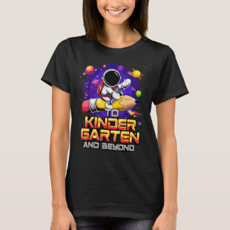 幼稚園へそしてその先へ宇宙飛行士のバックトゥスクール Tシャツ