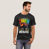 幼稚園をバックに押し潰す準備ができているキッズモンスタートラック Tシャツ (正面フル)