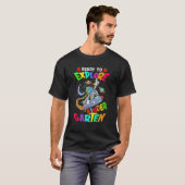幼稚園を探検する準備ができている宇宙飛行士新学期 Tシャツ (正面フル)