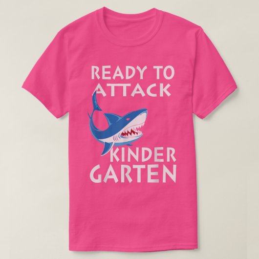 幼稚園を攻撃する準備ができているサメ Tシャツ (デザイン正面)