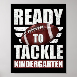 幼稚園サッカーの最初のDに取り組む準備ができている子供 ポスター