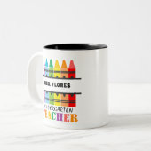 幼稚園先生カラフルクレヨンパーソナライズされたズ ツートーンマグカップ (正面左)