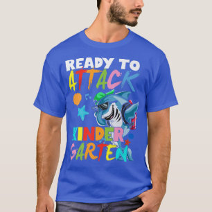 幼稚園先生生を攻撃する準備ができているサメ Tシャツ
