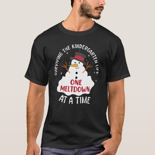 幼稚園生き延びの生活が落ち着いている Tシャツ (正面)