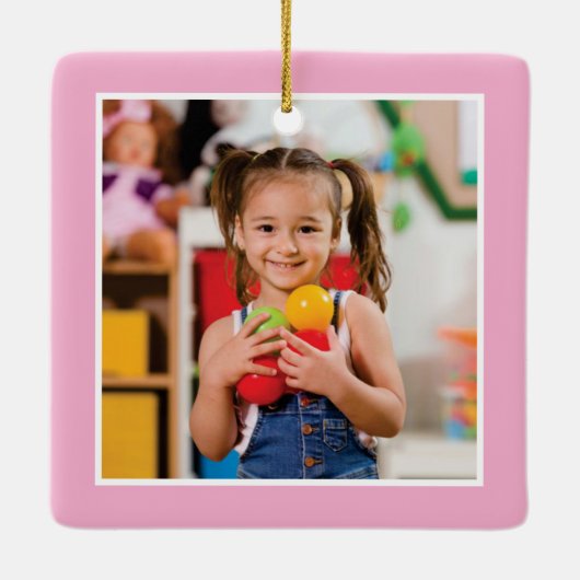 幼稚園記念品かわいいピンクの女の子の写真 セラミックオーナメント (裏面)