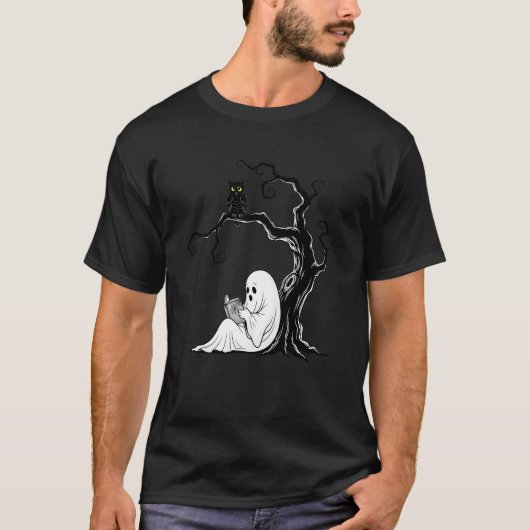 幽霊がお化けの木の下で本を読む面白いハロウィン Tシャツ (正面)