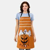 幽霊とクモが描かれたハロウィンのカボチャデザイン エプロン (着用した状態)