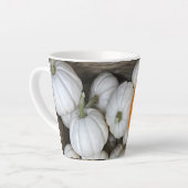 幽霊のカボチャにスニーカーのオレンジ色の1つ カフェラテマグ (左アングル)