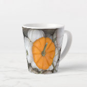 幽霊のカボチャにスニーカーのオレンジ色の1つ カフェラテマグ (右アングル)