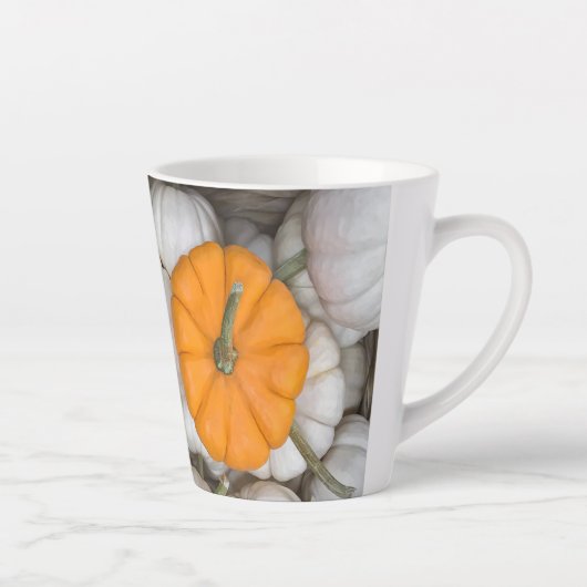 幽霊のカボチャにスニーカーのオレンジ色の1つ カフェラテマグ (右)