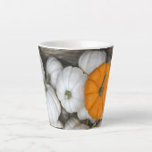 幽霊のカボチャにスニーカーのオレンジ色の1つ カフェラテマグ (正面)