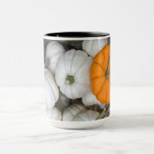 幽霊のカボチャにスニーカーのオレンジ色の1つ マグカップ (中央)